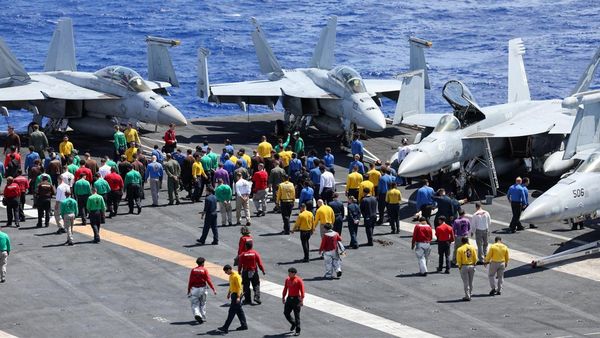 Momen Kesibukan Awak Kapal Induk USS Theodore Roosevelt saat Ikut Latihan Militer RIMPAC