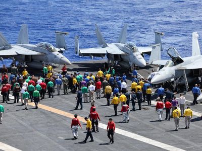 Momen Kesibukan Awak Kapal Induk USS Theodore Roosevelt saat Ikut Latihan Militer RIMPAC