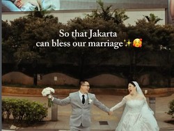 Bikin Salfok! Ini Sosok Pengantin Viral Pasang Billboard Nikah di Bundaran HI