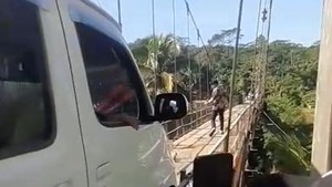 Cerita Sopir di Cianjur Uji Nyali Lewati Jembatan Gantung Sempit