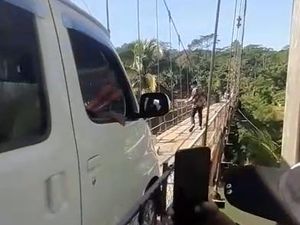 Cerita Sopir di Cianjur Uji Nyali Lewati Jembatan Gantung Sempit