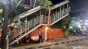 Ditarget Tuntas Malam Ini, Ini Progres Pembongkaran JPO Tendean