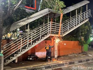 Ditarget Tuntas Malam Ini, Ini Progres Pembongkaran JPO Tendean