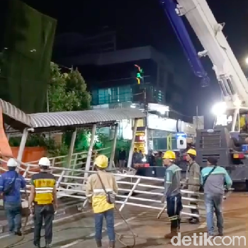 Pembongkaran JPO di Jalan Kapten Tendean, Jaksel yang hampir roboh akibat ditabrak truk masih berlangsung. Jalan Tendean arah Blok M masih tertutup. (Adhfar AS/detikcom)