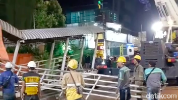 Buntut Panjang JPO Tendean Rusak Ditabrak Truk