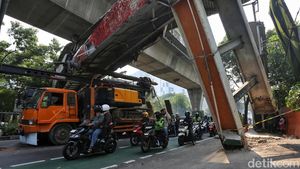 Penampakan JPO Tendean Jaksel Nyaris Roboh Ditabrak Truk
