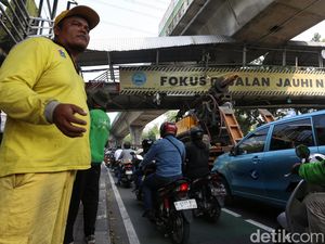 Video Imbas Ditabrak Truk Alat Berat, JPO Tendean Jaksel Dibongkar Total