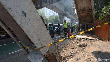 Saksi Sebut Truk Tabrak JPO di Tendean Jaksel Sempat Melaju Kencang