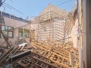 Siswa SDN Tanggirejo Grobogan Harus Berbagi Ruang Kelas Imbas Atap Ambrol