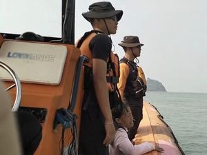 Tangis Ibu Iringi Pencarian Remaja yang Loncat dari KMP Batumandi