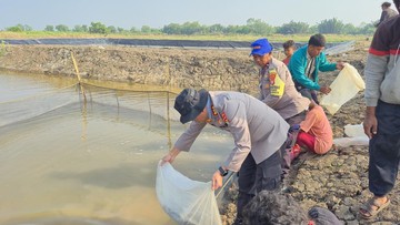 Dukung Ketahanan Pangan, Polairud Polda Metro Tebar 15.000 Benih Lele di Bekasi