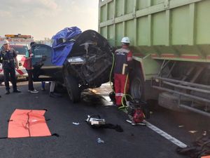 Pajero Tabrak Truk di Tol Palembang-Prabumulih, 3 Orang Tewas