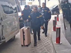 Polri Sambangi Kejagung, Bawa Koper Merah Muda Terkait 3 Kasus Korupsi