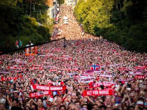Rooooo! Warga & Kerajaan Sambut Kepulangan Timnas Norwegia dengan Kegembiraan