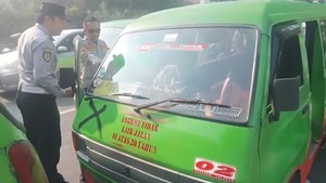 Ngeyel Tetap Jalan Usai Kena Razia, 10 Angkot Tua di Bogor Dikandangkan