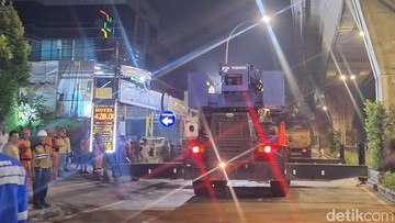 Sejumlah Jalan Arah Blok M Masih Ditutup Imbas JPO Tendean Ditabrak Truk