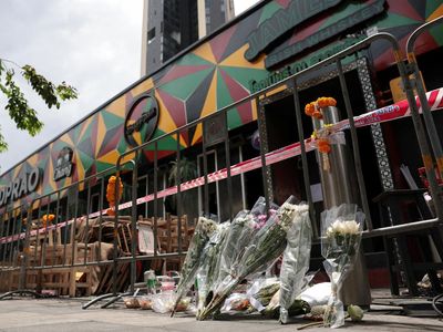 Suasana Duka di Bangkok, Bunga dan Persembahan Mengalir untuk Korban Kebakaran Bar
