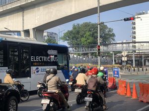 Lalin Gatot Subroto ke Mampang Dialihkan Imbas Pembongkaran JPO di Tendean