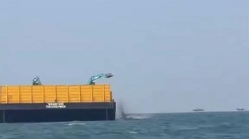 Viral Tongkang Buang Material di Laut Banten, Pemprov Bilang Ada Miskomunikasi