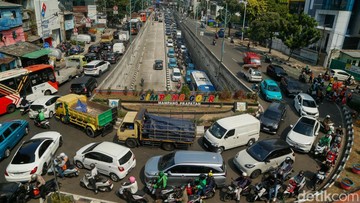 Macet di Mana-mana Buntut Truk Angkut Crane Robohkan JPO Tendean