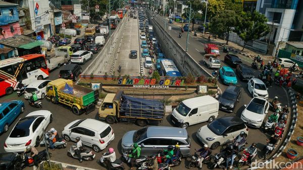 Tendean Macet Parah Usai JPO Ditabrak Truk