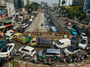 Macet di Mana-mana Buntut Truk Angkut Crane Robohkan JPO Tendean