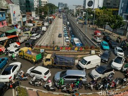 Macet di Mana-mana Buntut Truk Angkut Crane Robohkan JPO Tendean