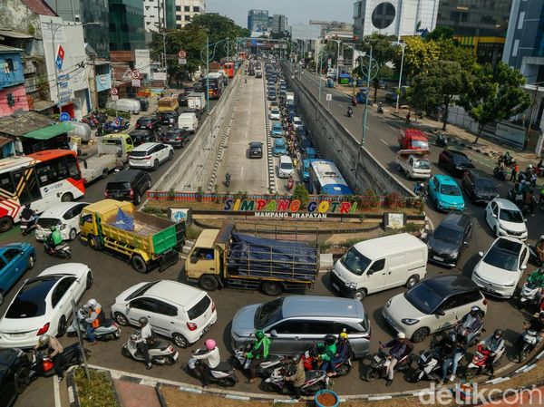 Tendean Macet Parah Usai JPO Ditabrak Truk