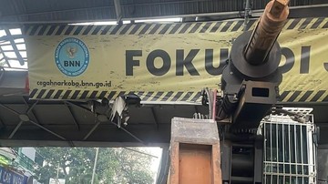 Truk Nyangkut di JPO Tendean Proses Evakuasi, Lalin Arah Blok M Macet