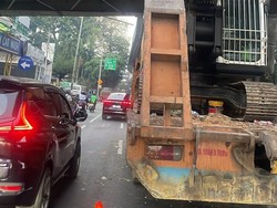 Truk Nyangkut di JPO Tendean Proses Evakuasi, Lalin Arah Blok M Macet