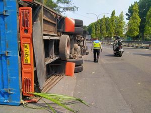 Truk Angkut Keramik Nekat Jalan Miring Lalu Terguling di Gamping Sleman