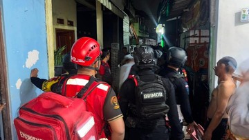 Brimob Polda Metro Bantu Padamkan Kebakaran saat Patroli Malam di Bekasi