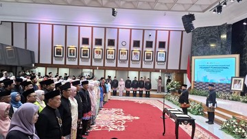 Pramono Lantik 239 Pejabat Pemprov, Ingatkan Banyak yang Mau Jadi ASN di DKI