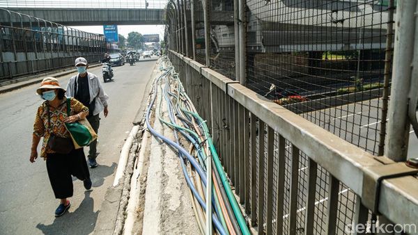 Kabel Semrawut Penuhi Trotoar Jalan Jembatan Caman Bekasi