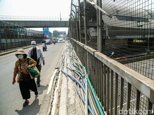 Kabel Semrawut Penuhi Trotoar Jalan Jembatan Caman Bekasi