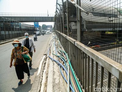 Kabel Semrawut Penuhi Trotoar Jalan Jembatan Caman Bekasi