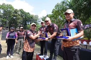 Serahkan Piala Juara Tembak, Kapolda Sumsel: Layani Masyarakat dengan Presisi