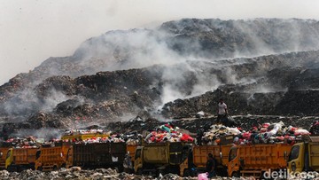 Petaka Asap Gunung Sampah di Tangerang