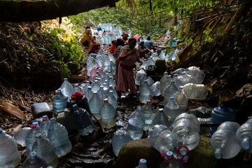Kekeringan Paksa Warga Cilegon Susuri Hutan Cari Air