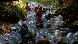 Kekeringan Paksa Warga Cilegon Susuri Hutan Cari Air