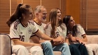 7 Gaya Kompak Raja-Ratu Spanyol Pakai Jersey Rayakan Kemenangan La Furia Roja