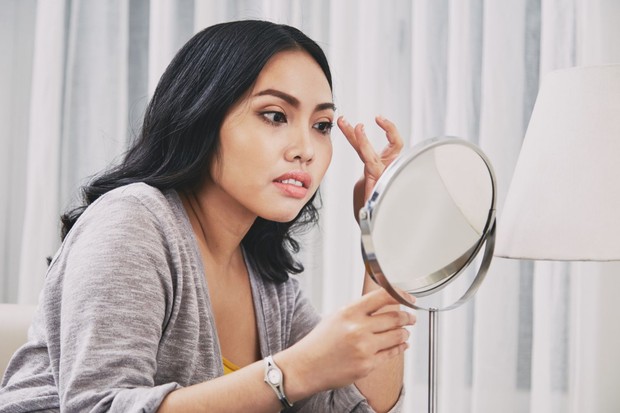 Kesalahan saat dandan yang kerap terjadi adalah mengaplikasikan concealer terlalu banyak di area bawah mata. Alih-alih menyamarkan lingkaran hitam, produk yang berlebihan justru membuat makeup terlihat berat dan mudah menggumpal. Kondisi ini juga dapat memperjelas garis-garis halus pada kulit.
