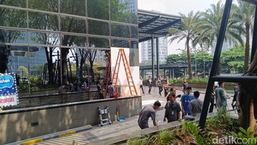 Mobil Tabrak Gedung di SCBD hingga Kaca Bangunan Pecah