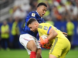 Mbappe Frustrasi, Sikut Unai Simon Berujung Kartu Kuning