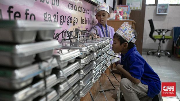 Siswa-siswi menyantap hidangan Program Makan Bergizi Gratis (MBG) di SDN Pejaten Barat 01, Jakarta Selatan, Rabu (15/7/2026). (CNN Indonesia/Adi ibrahim)