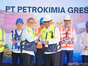Menko Zulhas Serahkan Penghargaan Pelabuhan Terbaik Nasional ke Petrokimia