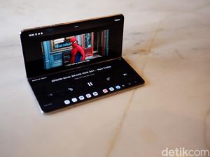 Produktivitas Melesat Pakai Layar Besar Motorola Razr Fold