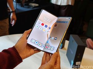 Video: Hands On Motorola Razr Fold