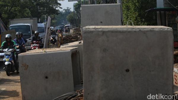 Pembangunan Saluran Air di Joglo Raya Picu Kepadatan Lalu Lintas
