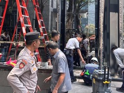 Penampakan Kaca Gedung di SCBD Pecah Usai Ditabrak Mobil BYD